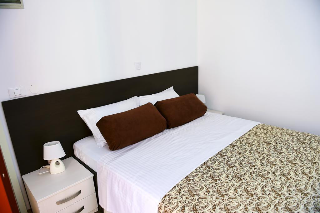 פורץ Apartments Zdjelar מראה חיצוני תמונה