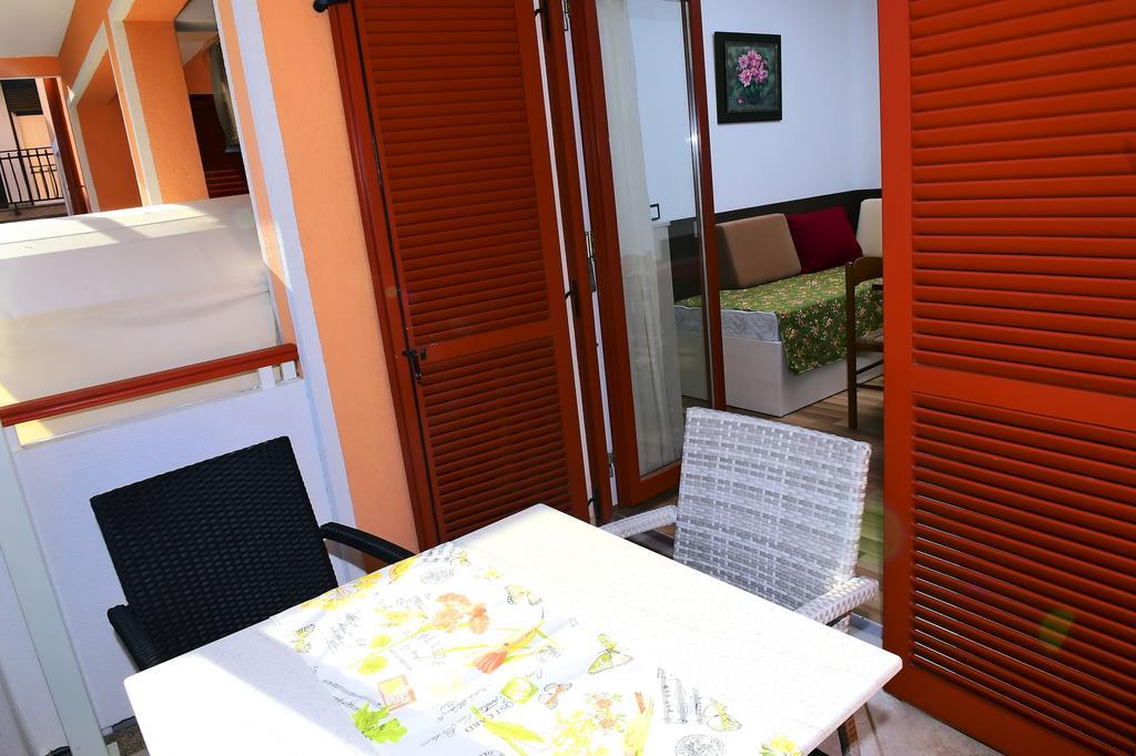 פורץ Apartments Zdjelar מראה חיצוני תמונה