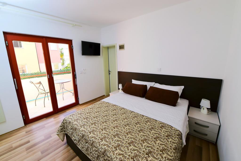 פורץ Apartments Zdjelar מראה חיצוני תמונה