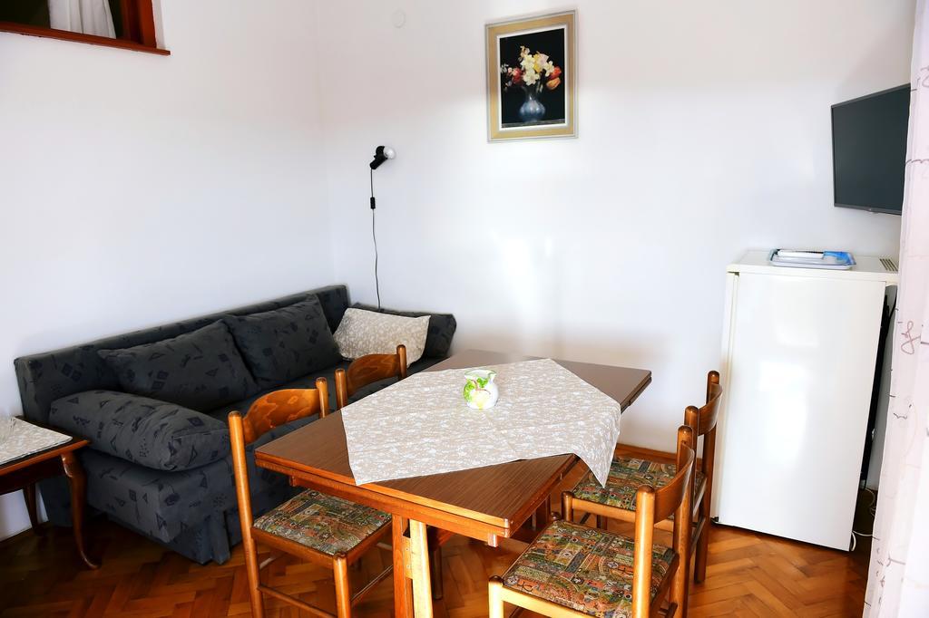 פורץ Apartments Zdjelar מראה חיצוני תמונה