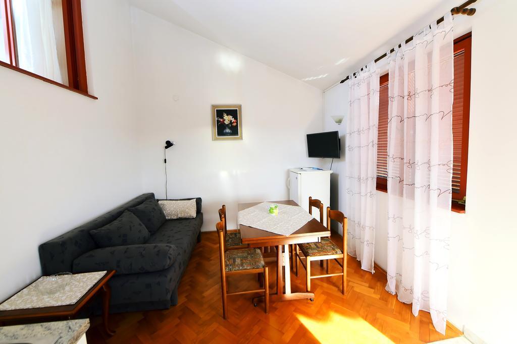 פורץ Apartments Zdjelar מראה חיצוני תמונה