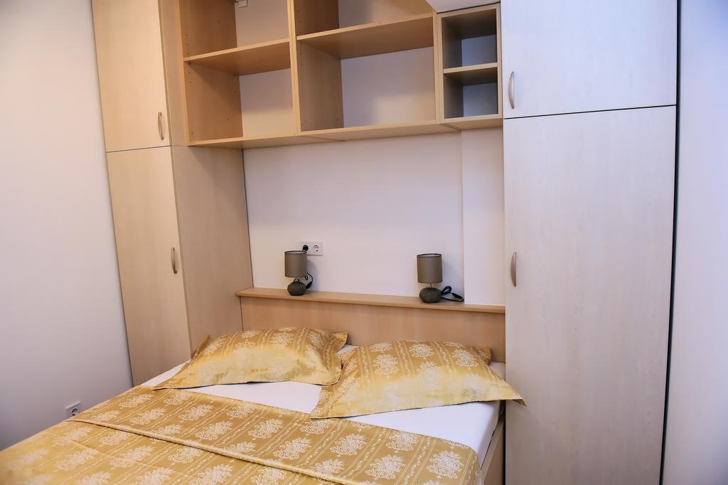 פורץ Apartments Zdjelar מראה חיצוני תמונה