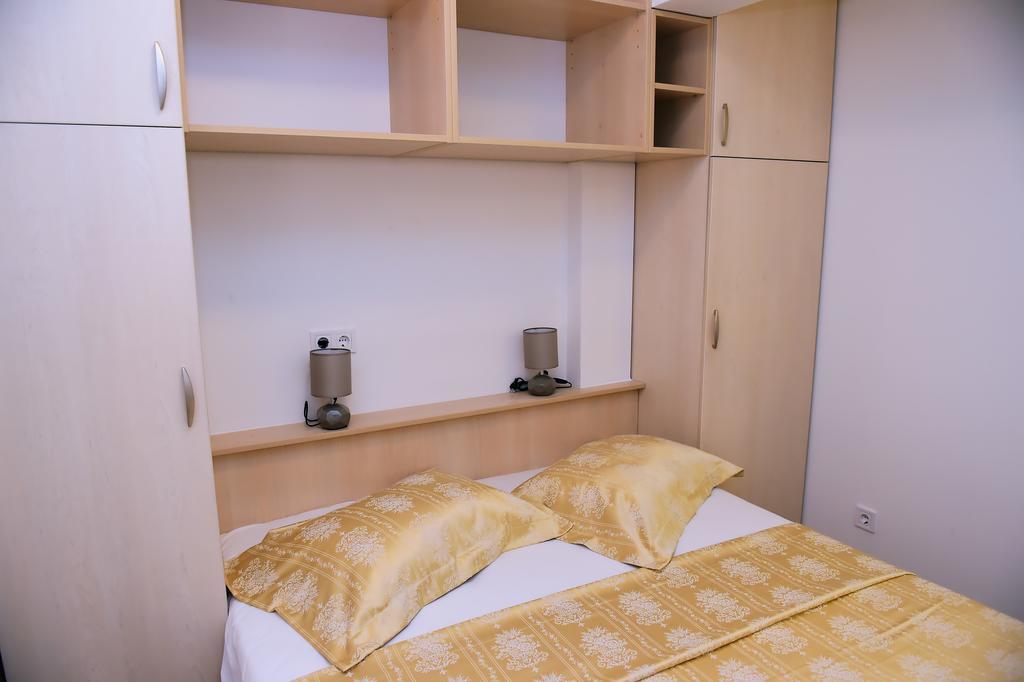 פורץ Apartments Zdjelar מראה חיצוני תמונה