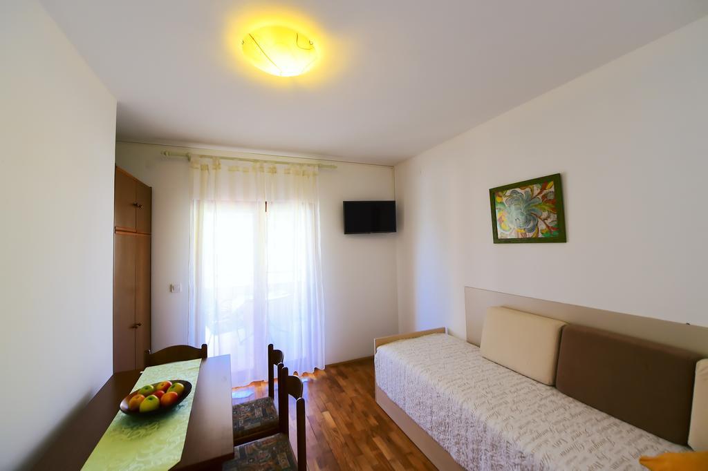 פורץ Apartments Zdjelar מראה חיצוני תמונה