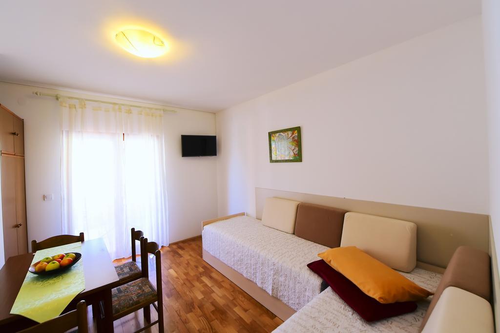 פורץ Apartments Zdjelar מראה חיצוני תמונה