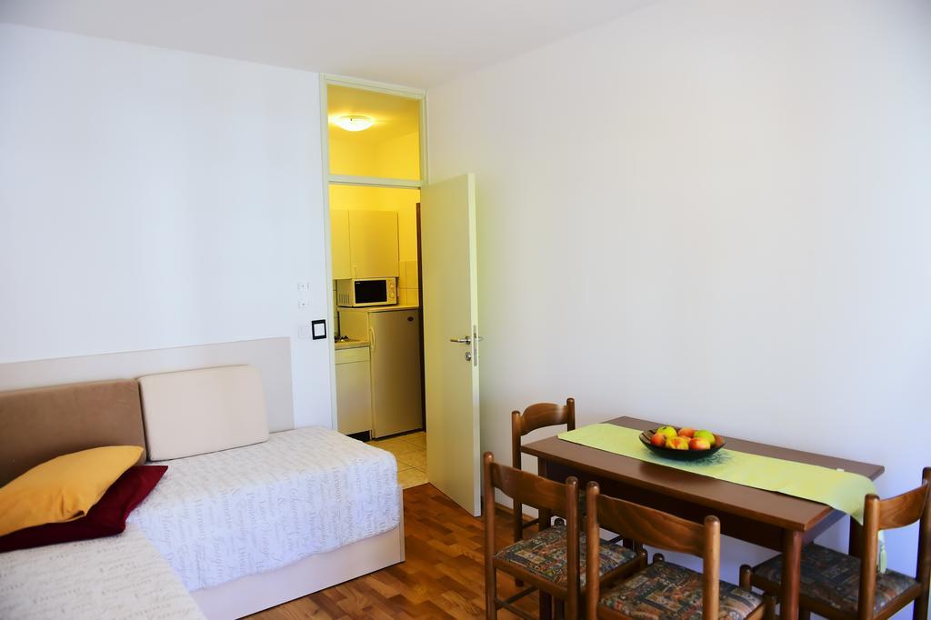 פורץ Apartments Zdjelar מראה חיצוני תמונה