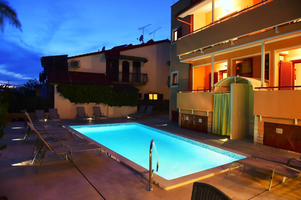 פורץ Apartments Zdjelar מראה חיצוני תמונה