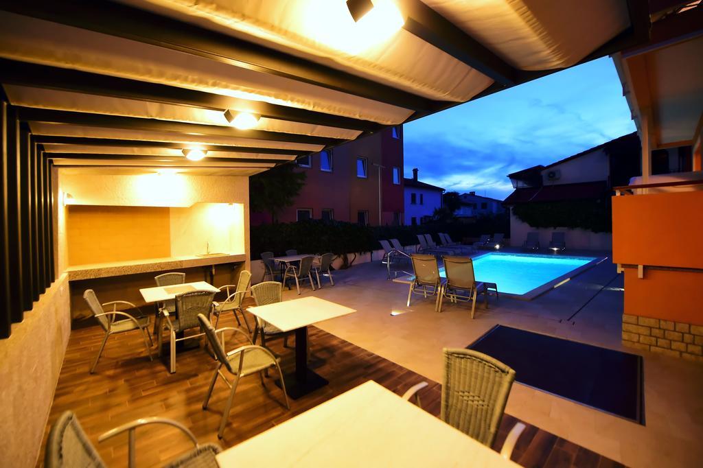פורץ Apartments Zdjelar מראה חיצוני תמונה