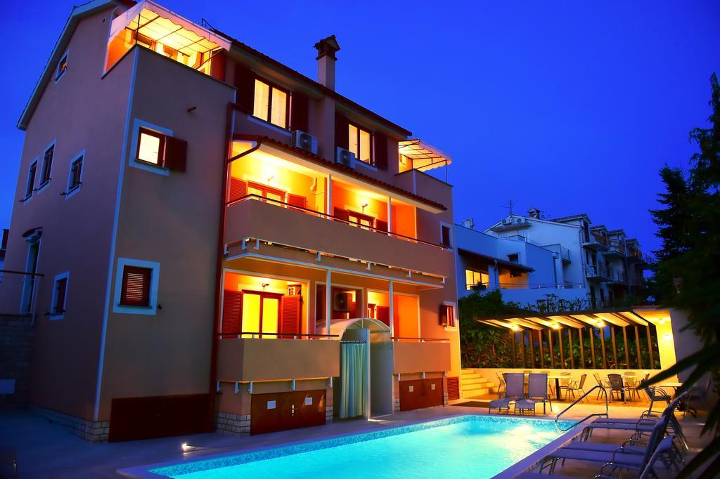 פורץ Apartments Zdjelar מראה חיצוני תמונה