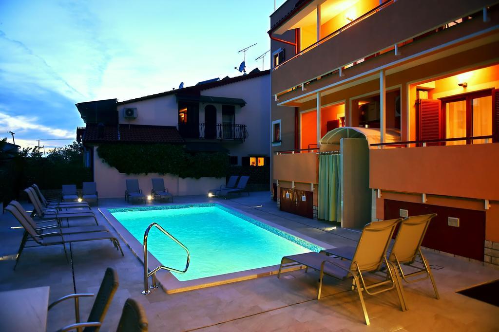 פורץ Apartments Zdjelar מראה חיצוני תמונה