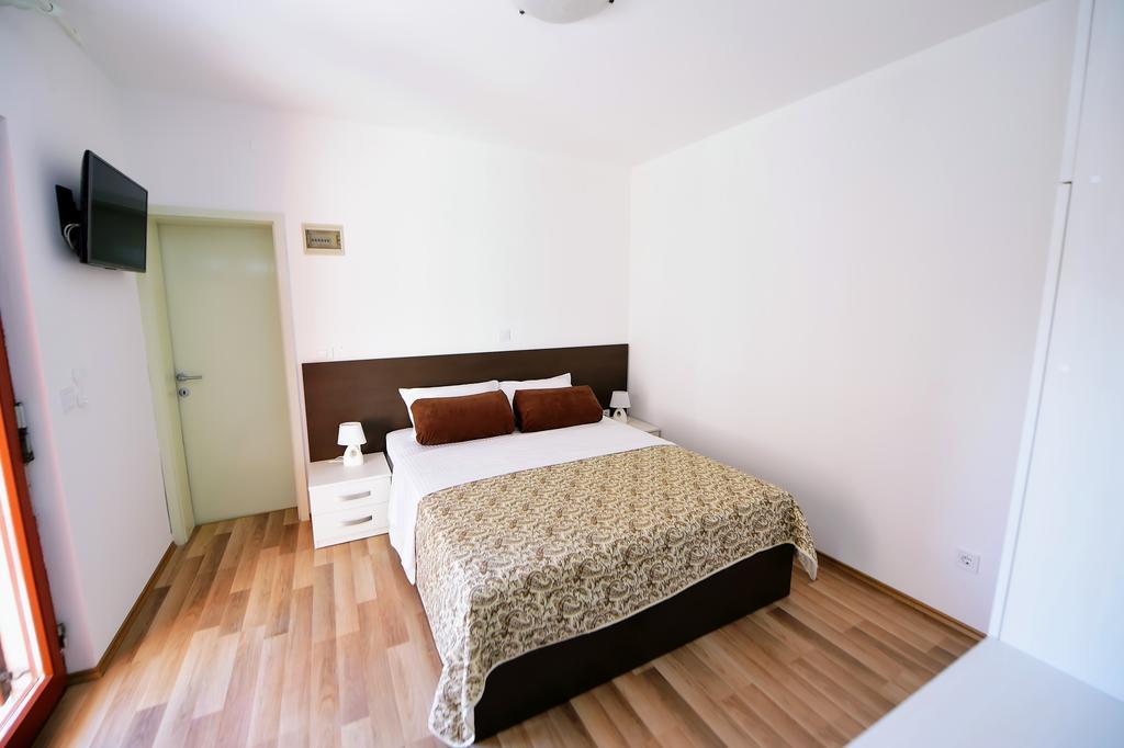 פורץ Apartments Zdjelar מראה חיצוני תמונה