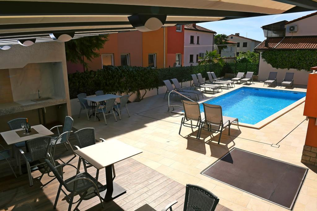 פורץ Apartments Zdjelar מראה חיצוני תמונה