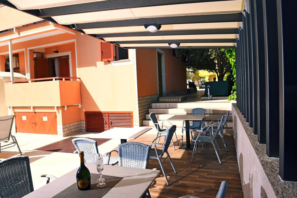 פורץ Apartments Zdjelar מראה חיצוני תמונה
