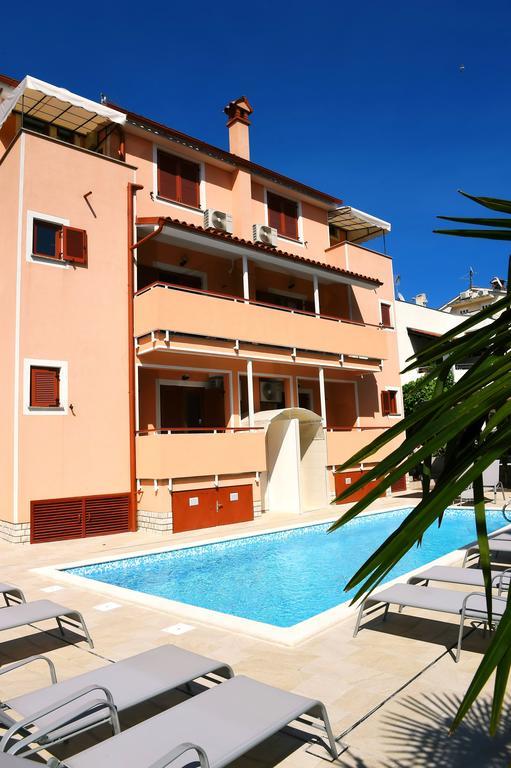 פורץ Apartments Zdjelar מראה חיצוני תמונה