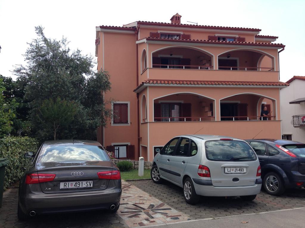 פורץ Apartments Zdjelar מראה חיצוני תמונה