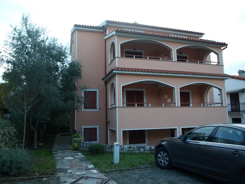 פורץ Apartments Zdjelar מראה חיצוני תמונה