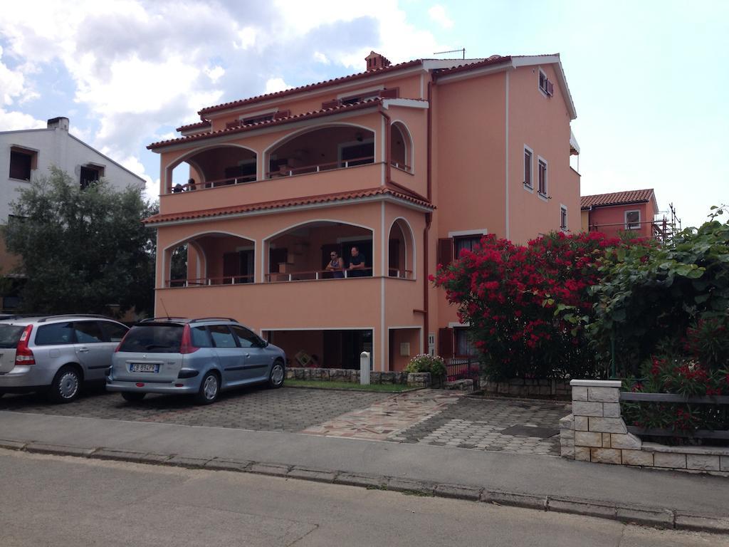 פורץ Apartments Zdjelar מראה חיצוני תמונה