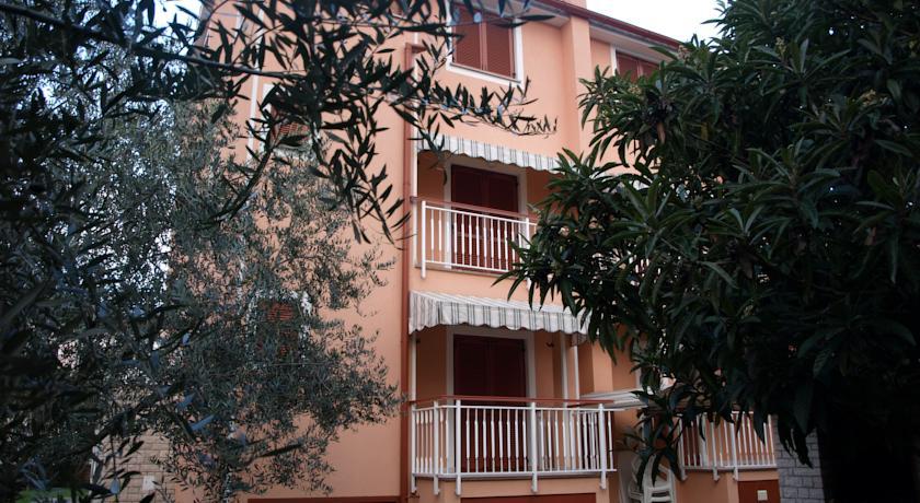 פורץ Apartments Zdjelar מראה חיצוני תמונה